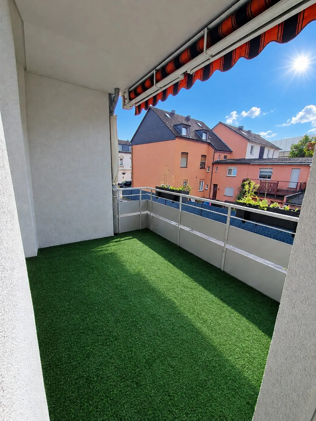 Sonniger Balkon mit Markise