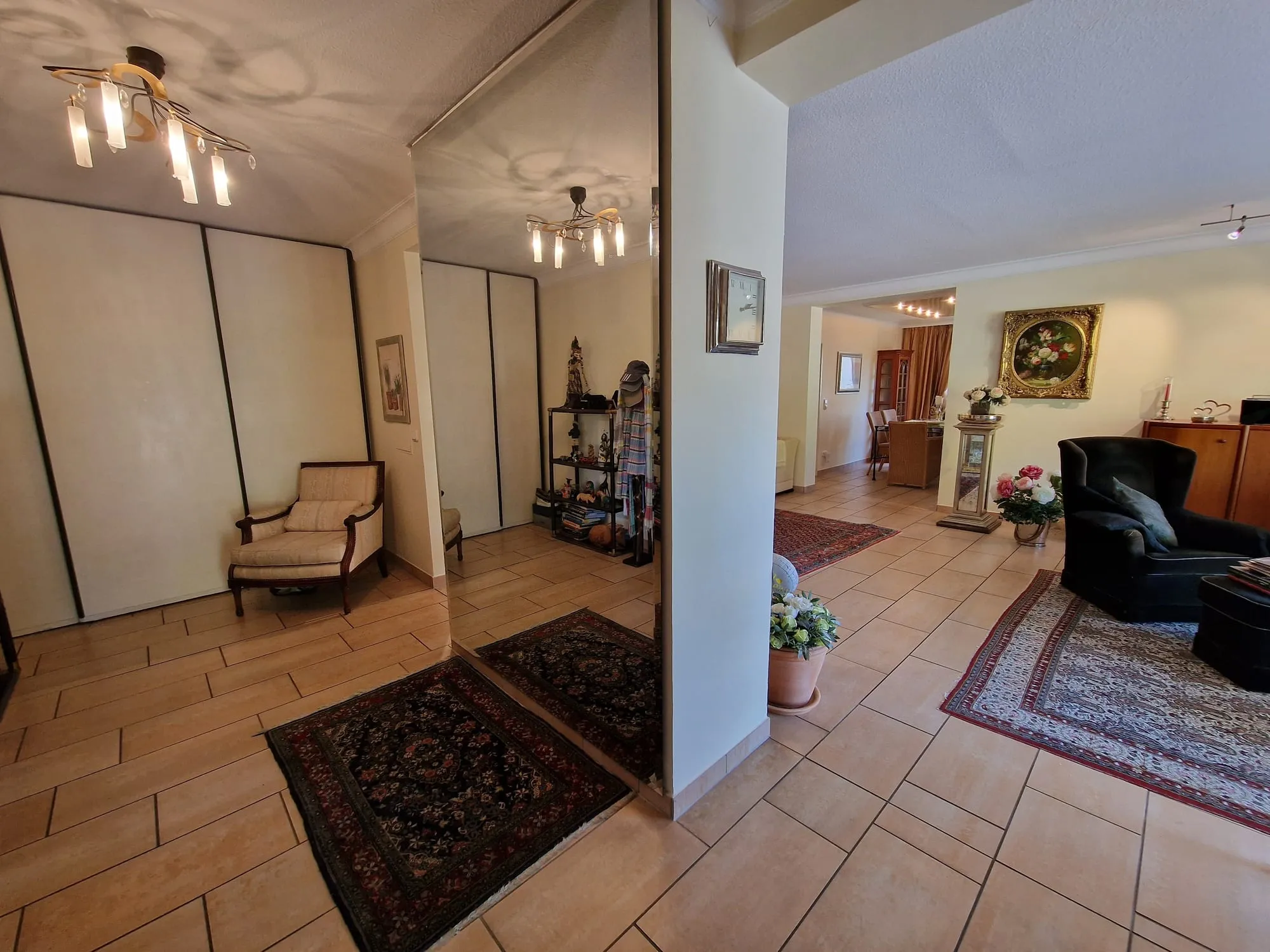 Entree mit Blick ins Wohnzimmer