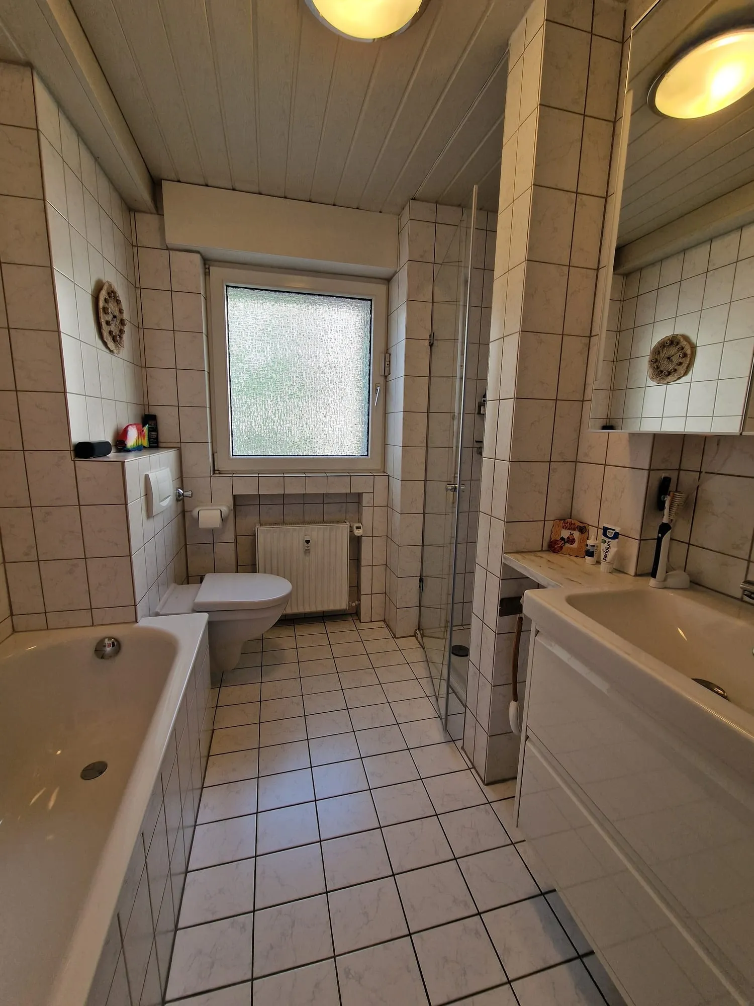 Tageslichtbadezimmer mit Wanne & Dusche